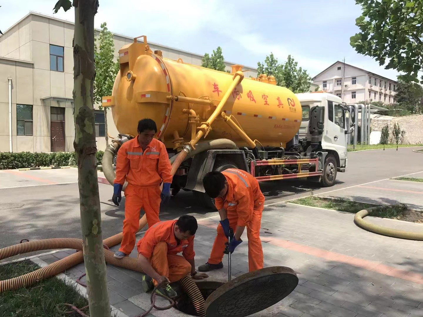 珲春管道疏通车停在窨井附近