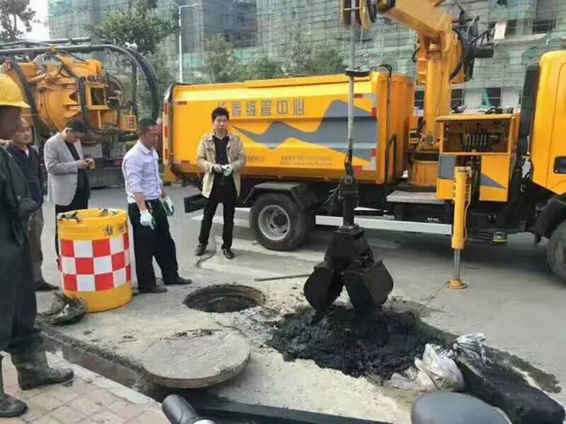 珲春街道：网格员化身“清道夫”，为民解忧疏通“堵心”化粪池