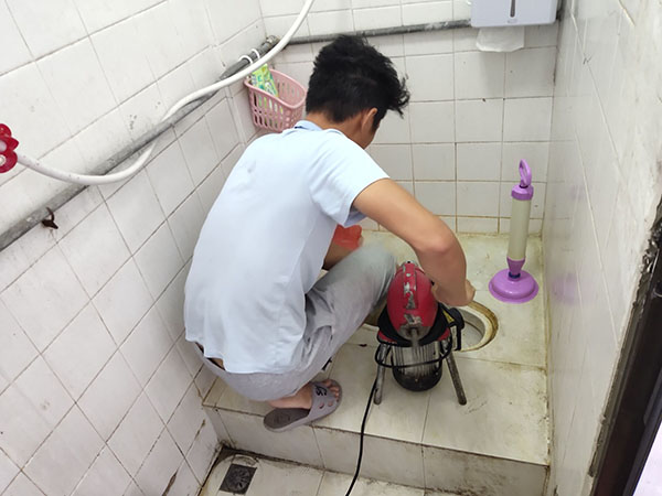 珲春肥皂掉到马桶里把马桶堵住了怎么办？马桶堵住了怎么办