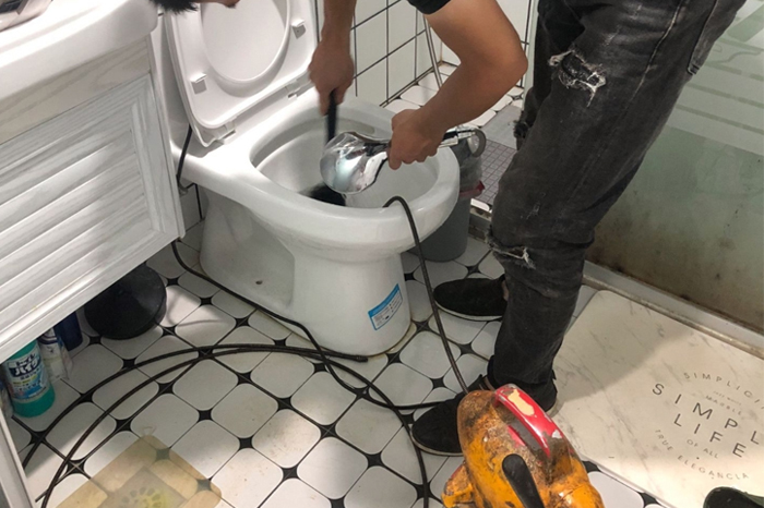 珲春马桶堵塞自己疏通还是找师傅?专业上门服务让你省时更省心